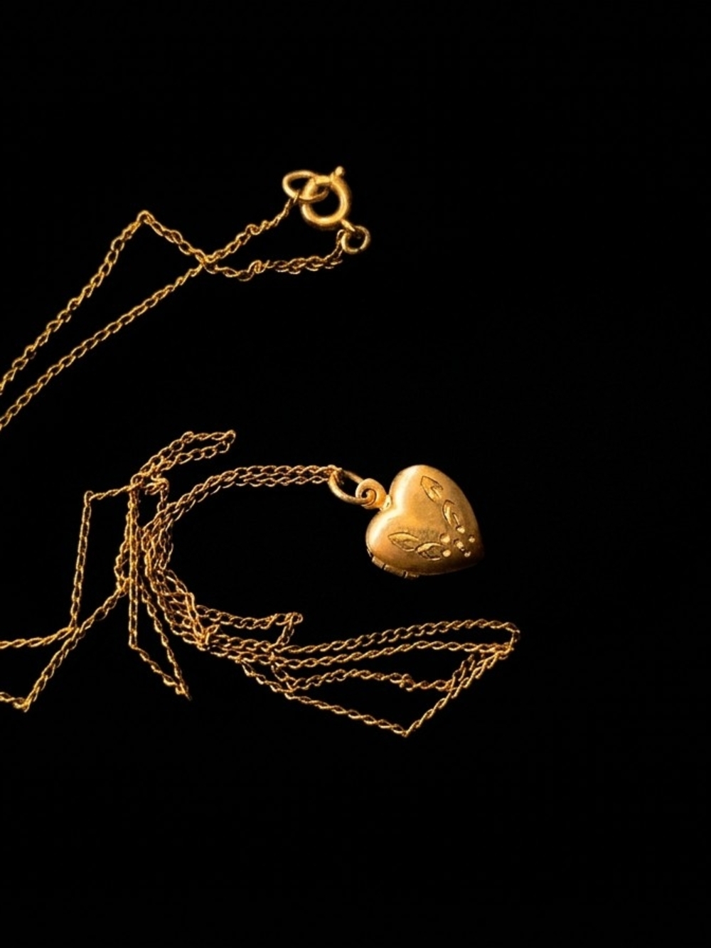 Gold Heart Locket Necklace - Unbranded - Picture 2 of 4